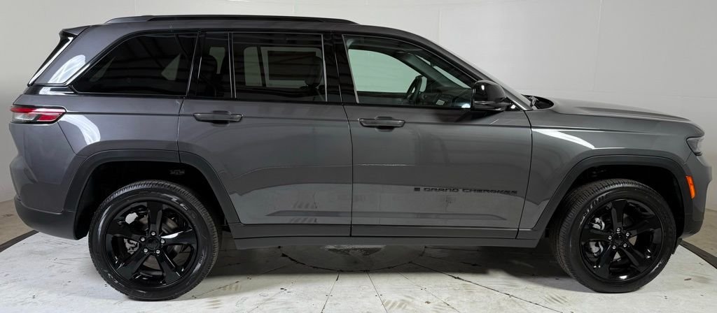 New 2025 Baltic Gray Metallic Clear-Coat Exterior Paint Jeep Altitude X image 8