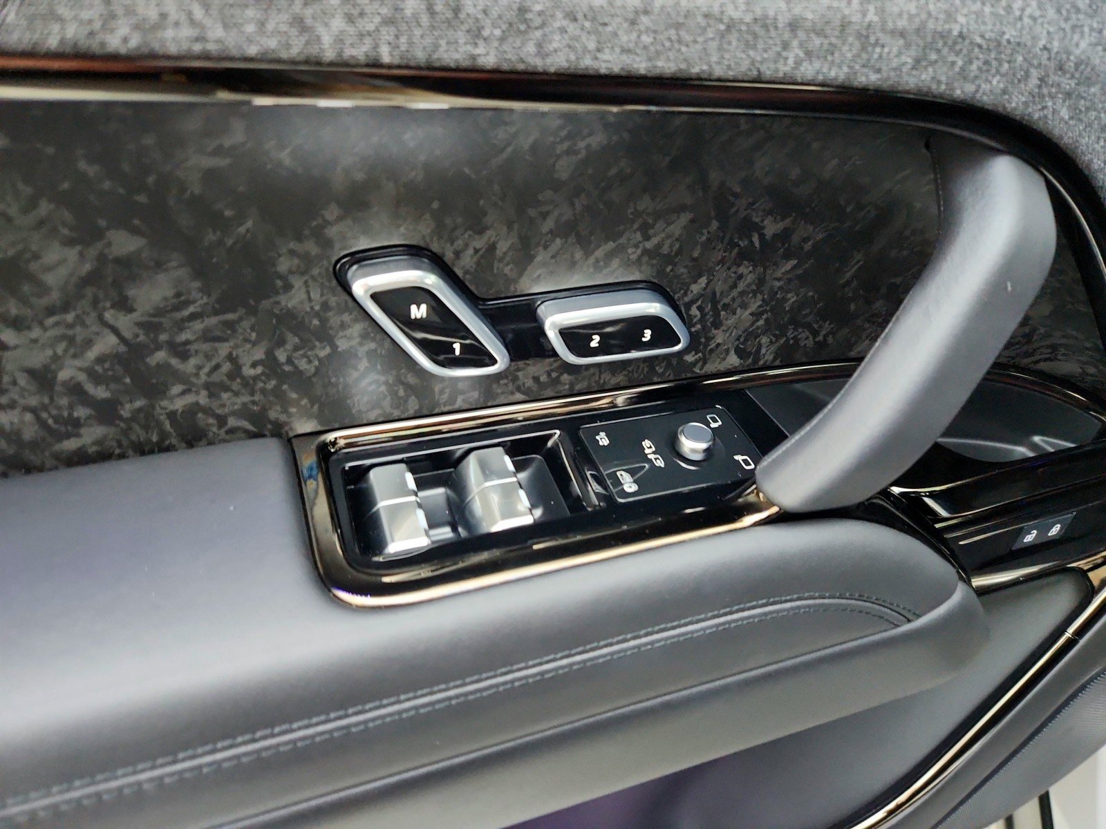 Used 2025 BORASCO GREY Land Rover Dynamic SE image 25