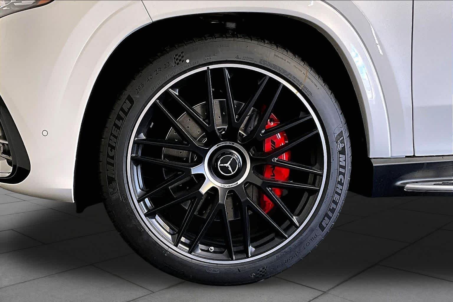 New 2026 MANUFAKTUR Moonlight White Metallic Mercedes-Benz AMG® GLS 63 image 17