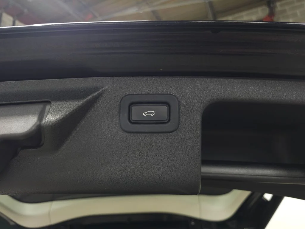 Used 2022 Black Land Rover S image 8
