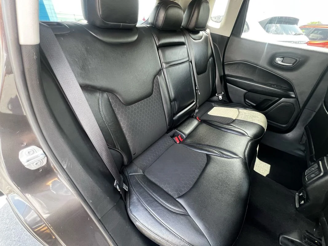 Used 2018  Jeep Altitude 4x4 image 25