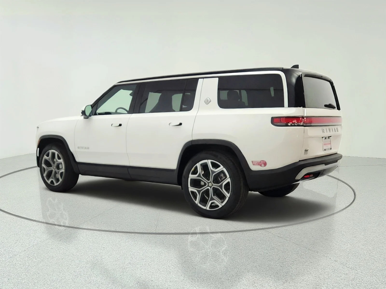 Used 2025  Rivian Adventure image 7