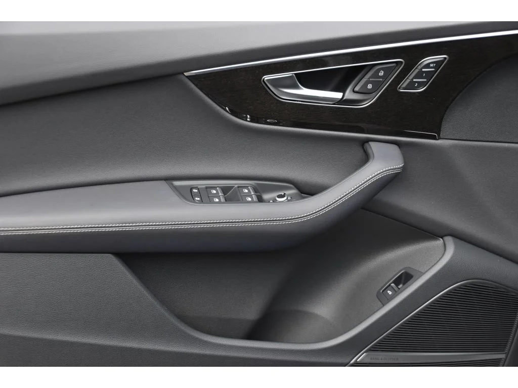 Used 2025 Gry Audi Premium Plus image 27