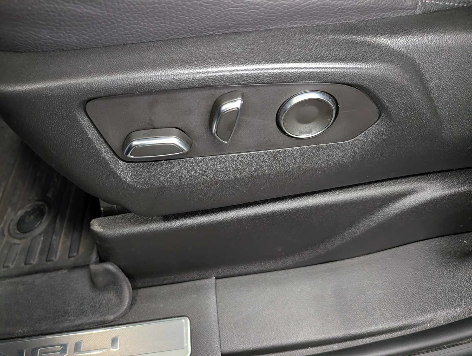 Used 2023 ONYX BLACK GMC Denali image 32
