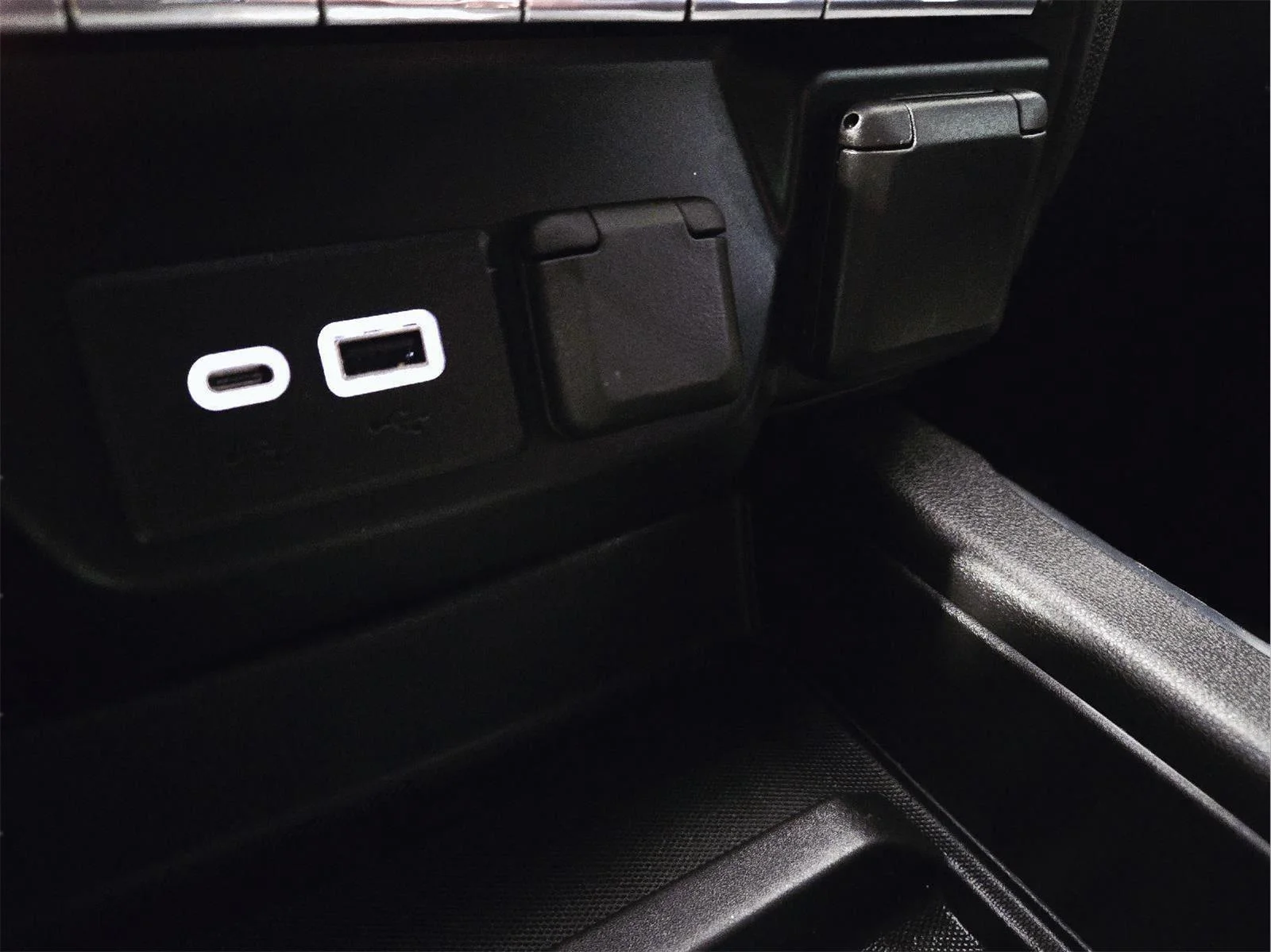 Used 2021 Summit White GMC Elevation image 39