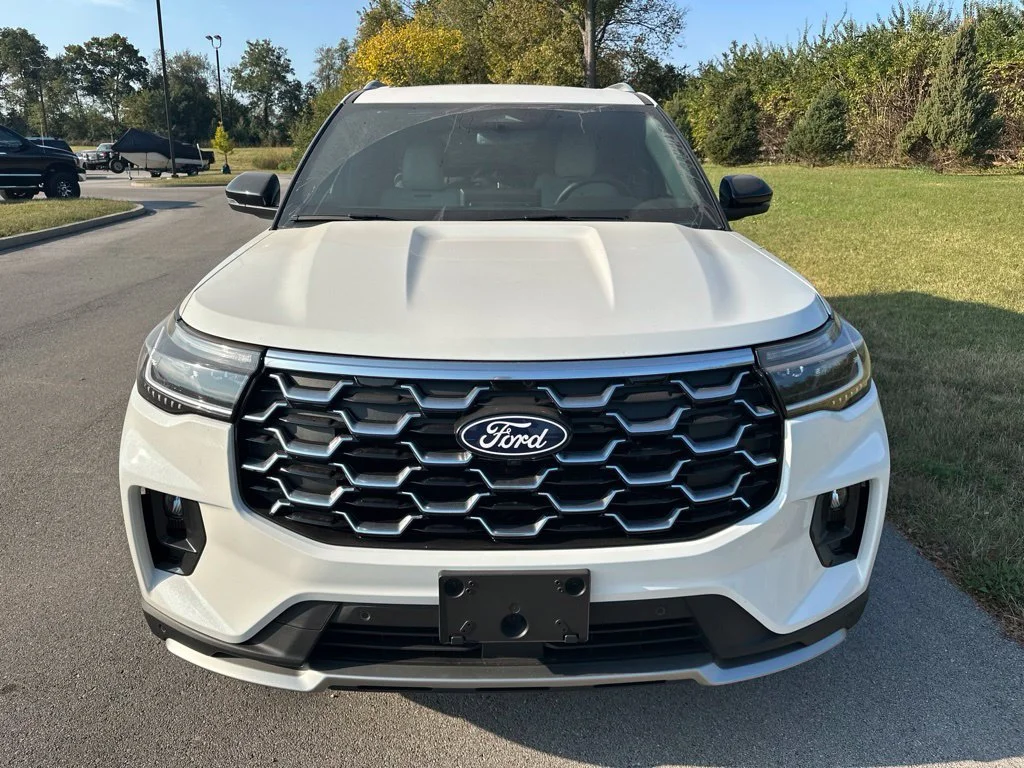 New 2027 Star White Metallic Tri-Coat Ford Platinum™ image 2