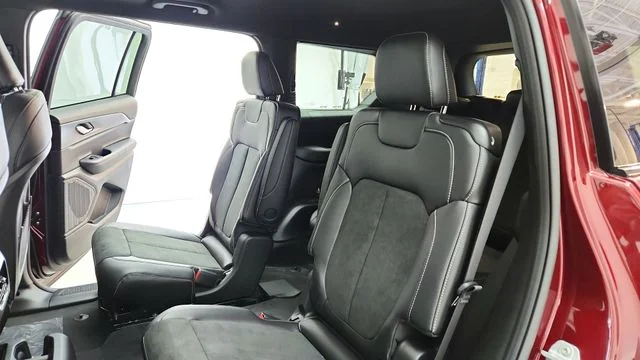 New 2025 Velvet Red Pearl-Coat Exterior Paint Jeep Altitude X image 19