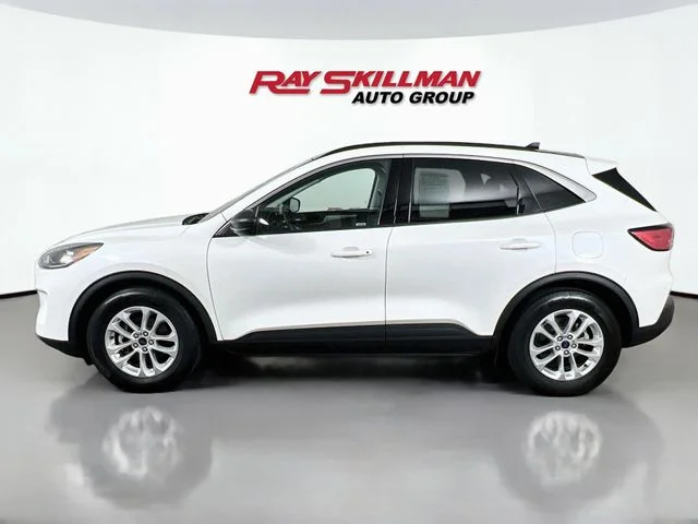 Used 2022 White Ford SE image 4