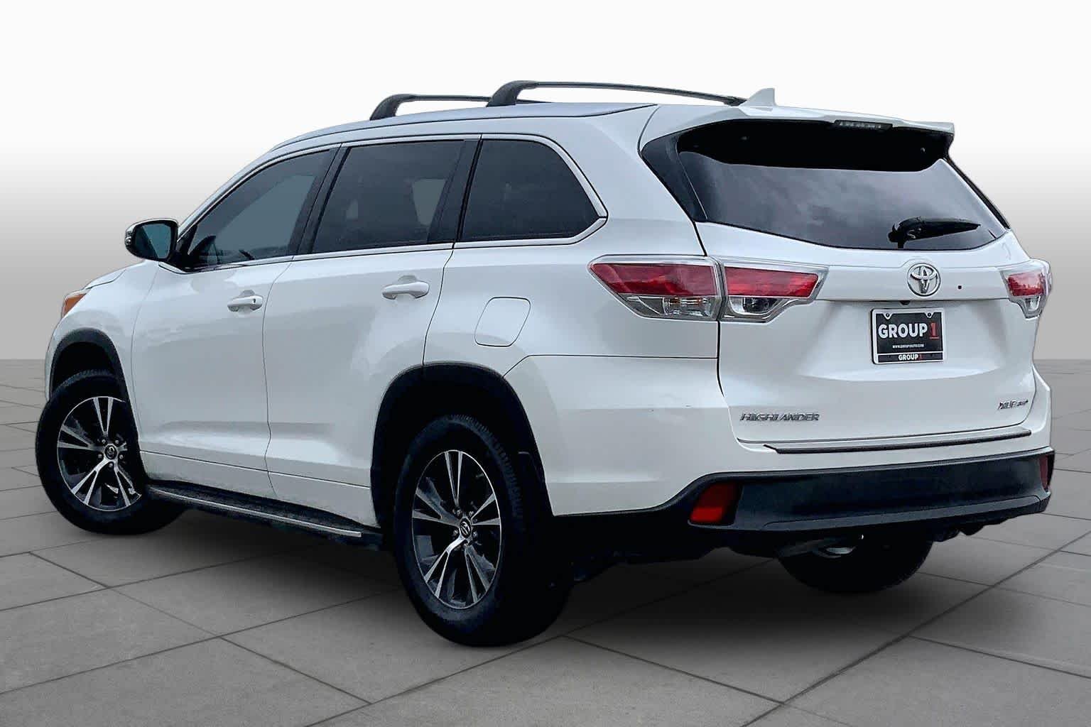 Used 2016 Blizzard Pearl Toyota XLE image 12