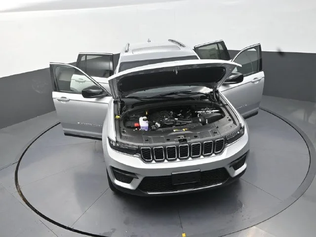 New 2026 Silver Zynith Exterior Paint Jeep Laredo X image 30