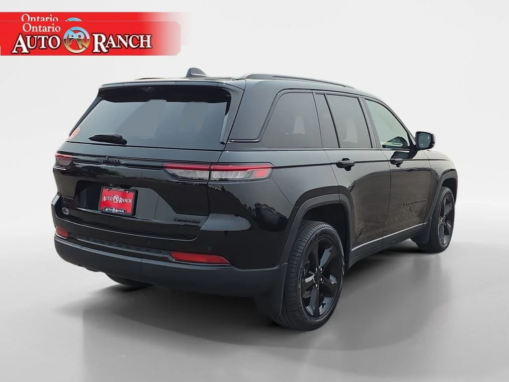 Certified Used 2023 Diamond Black Crystal Pearlcoat Jeep Limited image 5