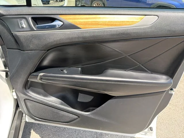 Used 2015 White Lincoln Base image 24