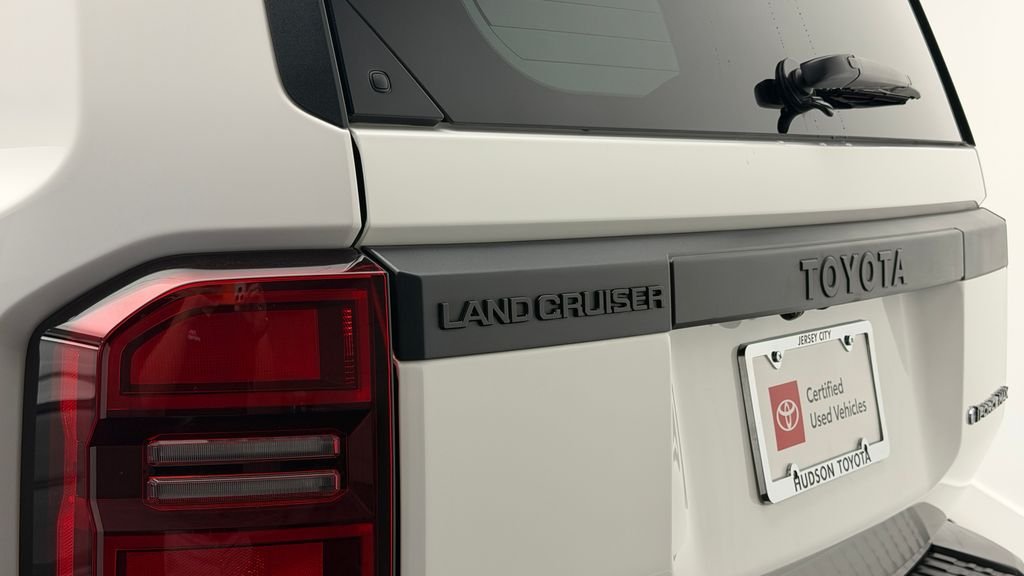 Used 2025 White Toyota 1958 image 4