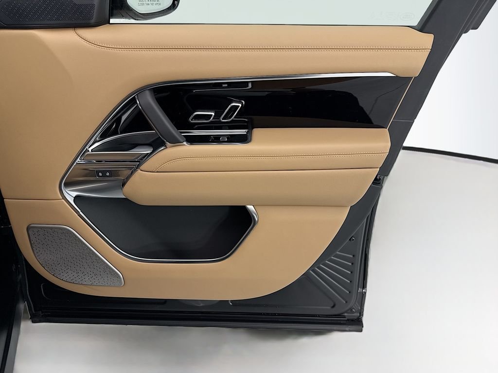 New 2026 Obsidian Black SV Bespoke Ultra Metallic Satin Land Rover Autobiography image 24