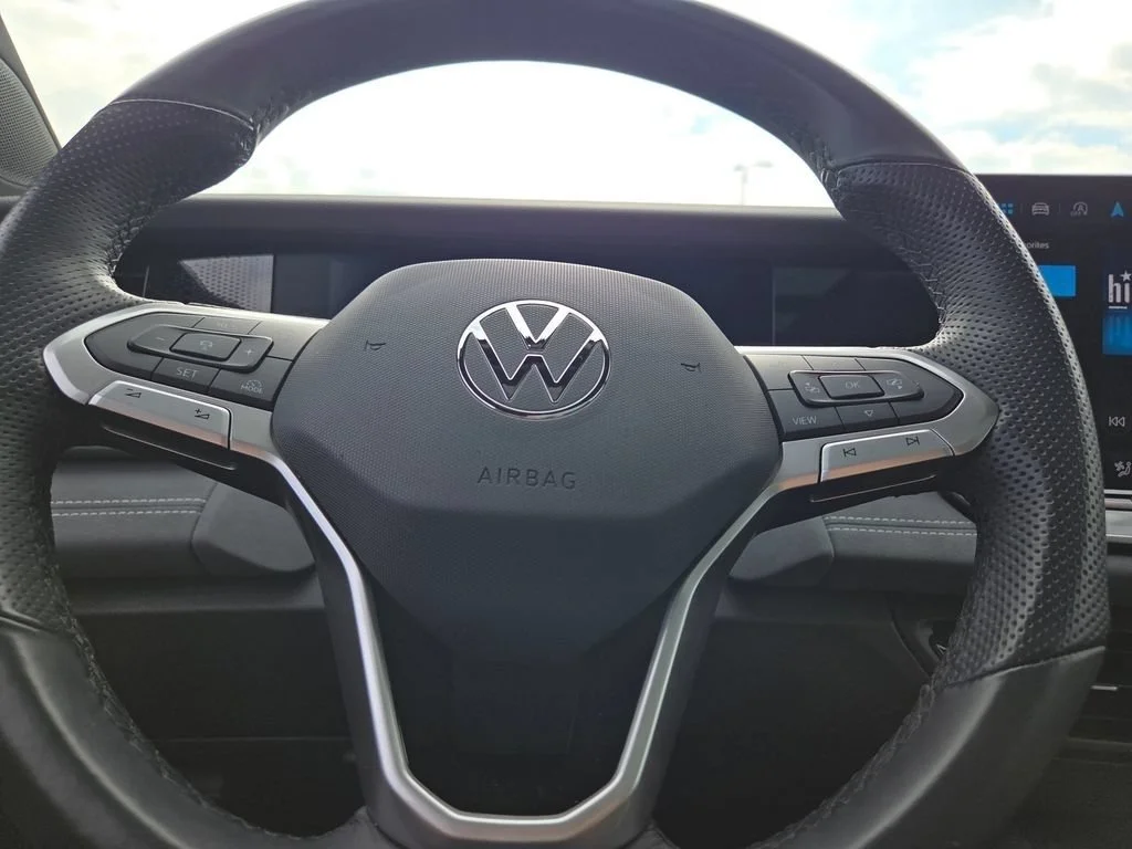Used 2025  Volkswagen 2.0T SE R-Line Black image 34