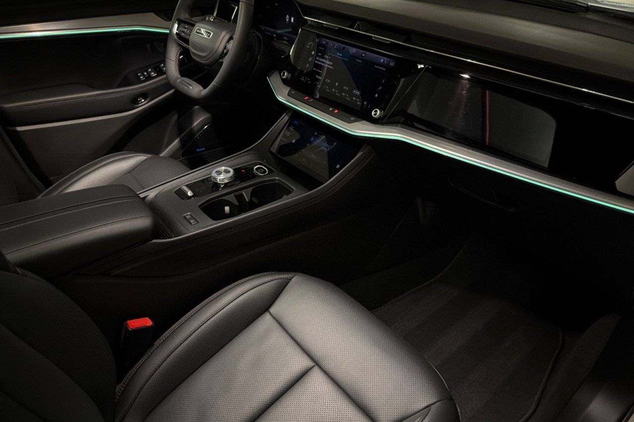 Used 2025 BRIGHT CLEAR COAT Jeep Launch Edition image 15