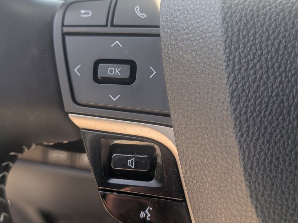 2025 Toyota Camry SE - Photo 22