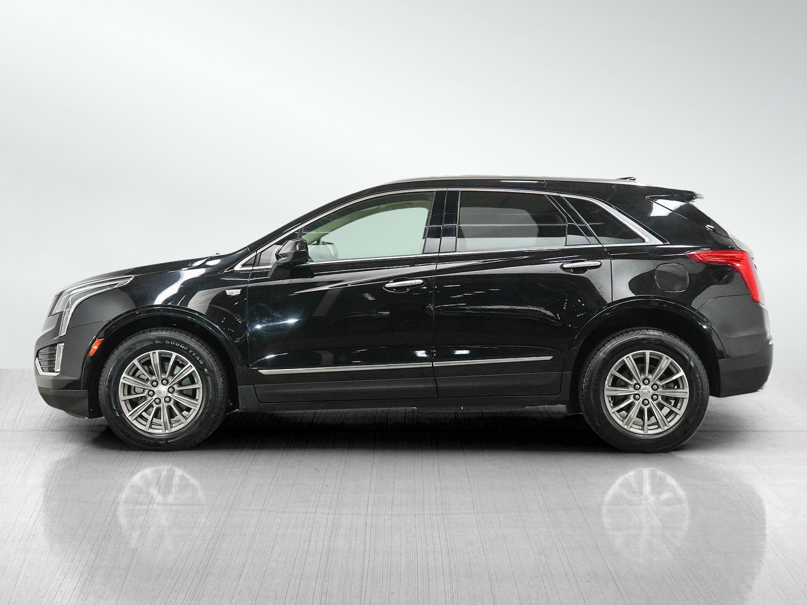 Used 2019 Cadillac XT5 Luxury with VIN 1GYKNDRSXKZ131421 for sale in Minneapolis, Minnesota