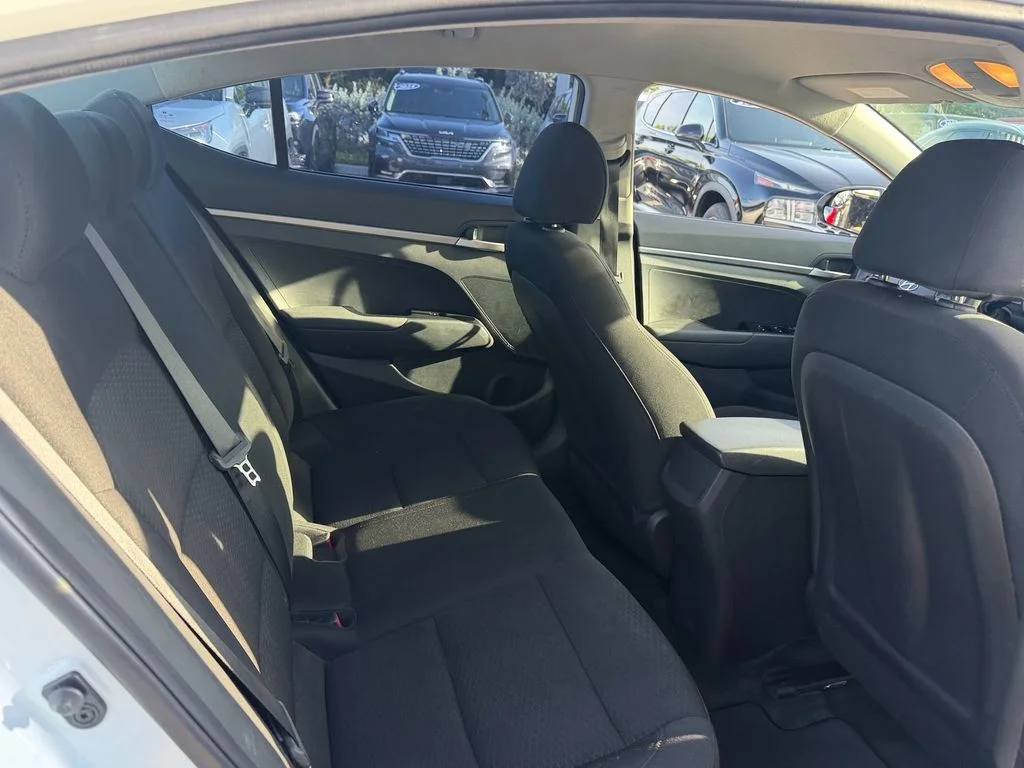 Used 2020 White Hyundai SE image 15