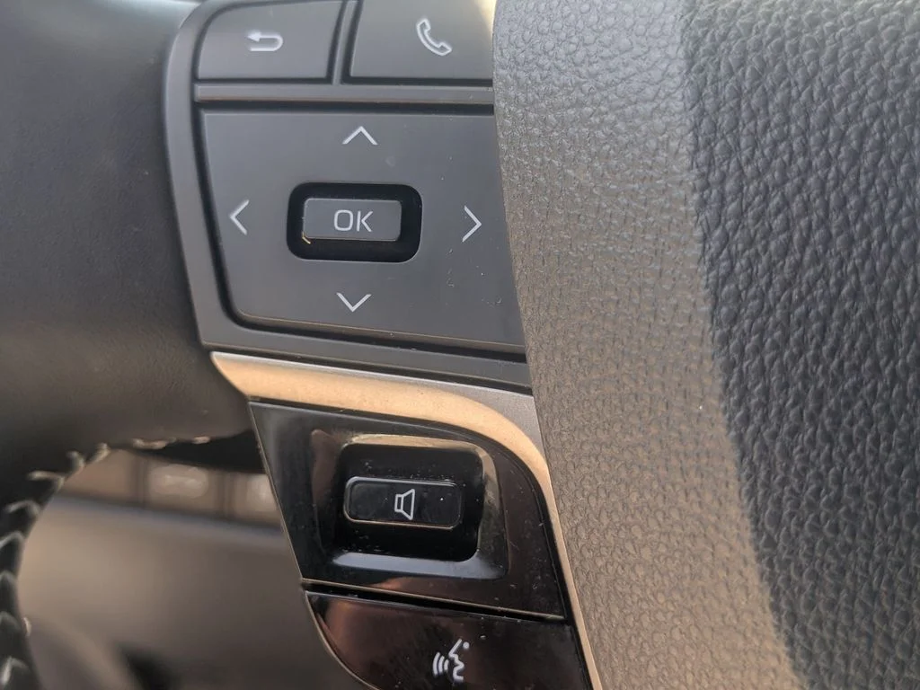 Used 2025  Toyota SE image 22