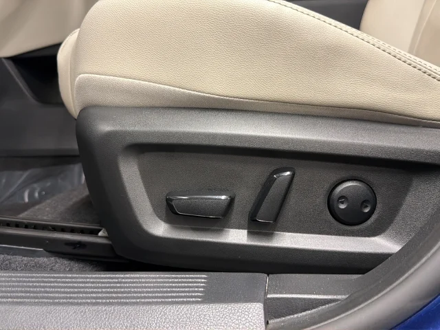 Used 2023 Blue Nissan SL image 18