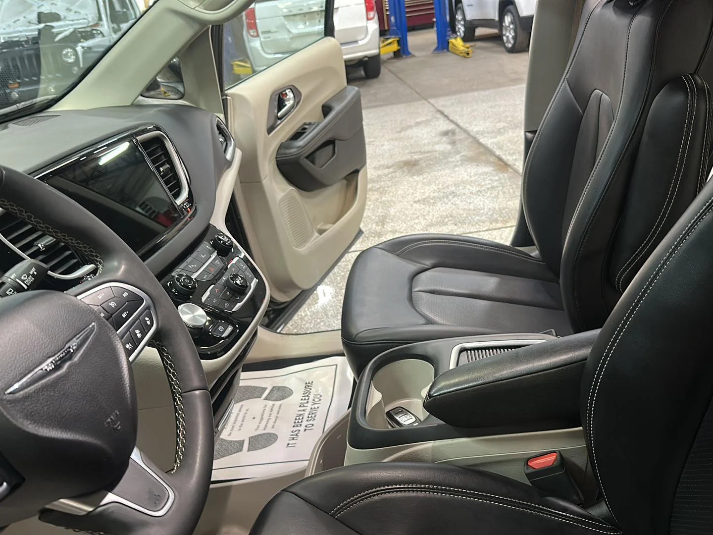 Used 2023 Granite Crystal Metallic Clearcoat Chrysler Touring L image 25