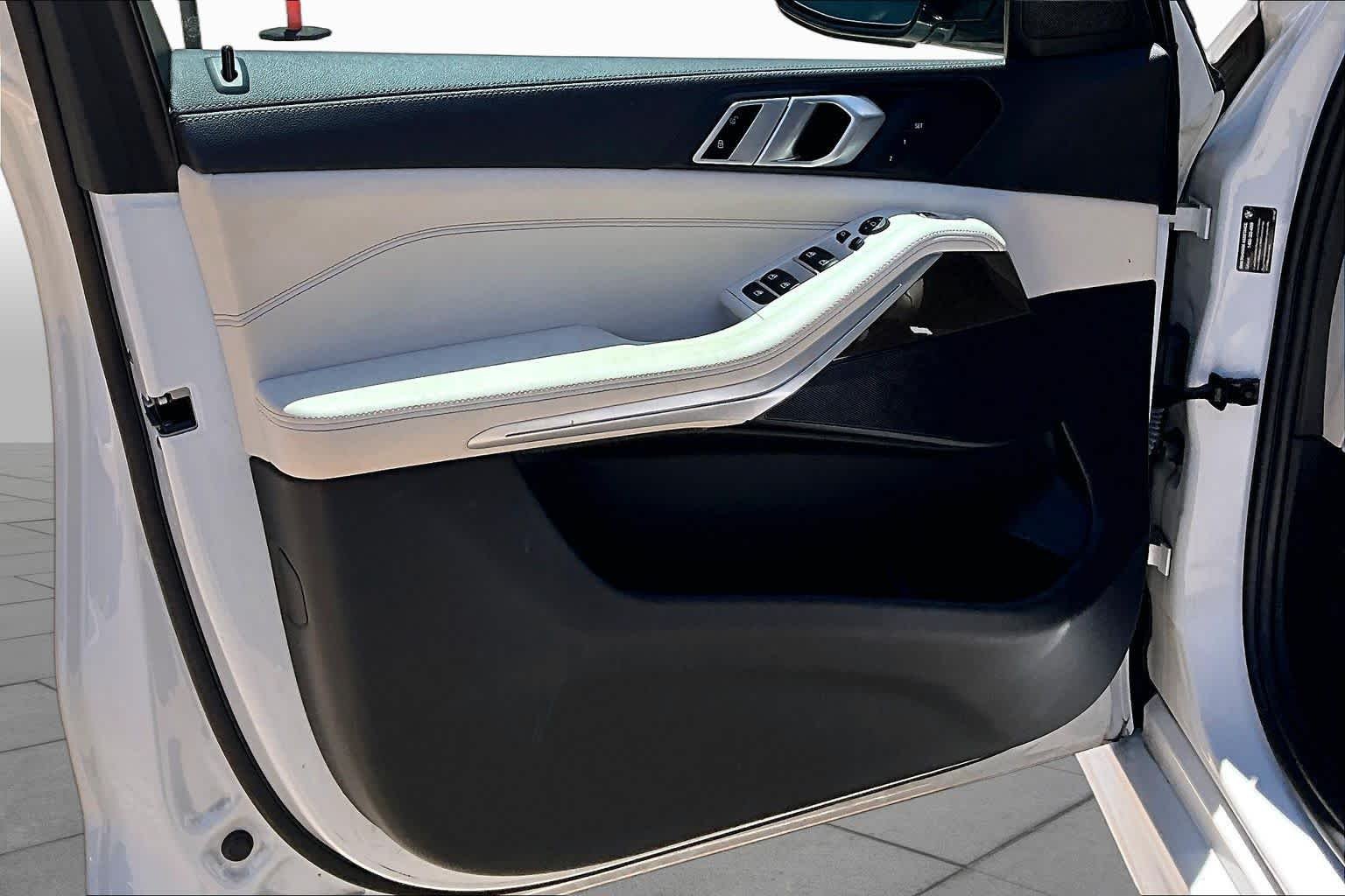 Used 2022 Mineral White Metallic BMW xDrive40i image 21