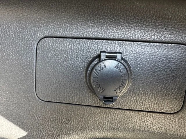 2025 Toyota RAV4 XLE - Photo 11