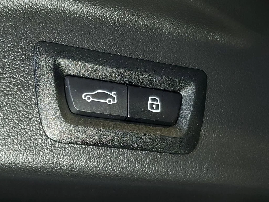 Used 2026 Black BMW sDrive40i image 8