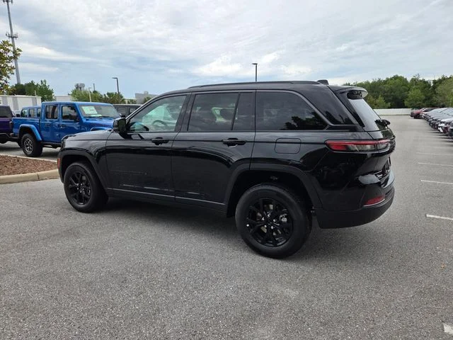 New 2026 Diamond Black Crystal Pearl-Coat Exterior Paint Jeep Laredo Altitude image 9