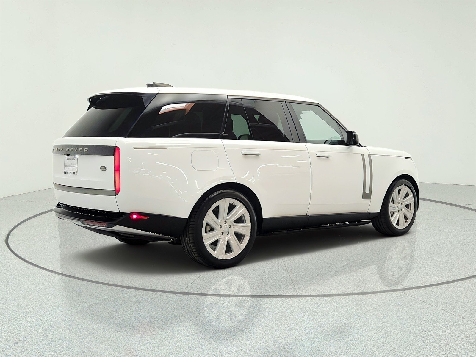 Used 2023 Fuji White Land Rover P400 SE SWB image 5