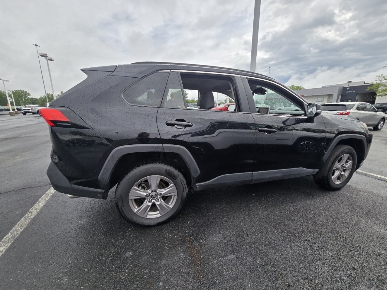 2025 Toyota RAV4 XLE - Photo 8