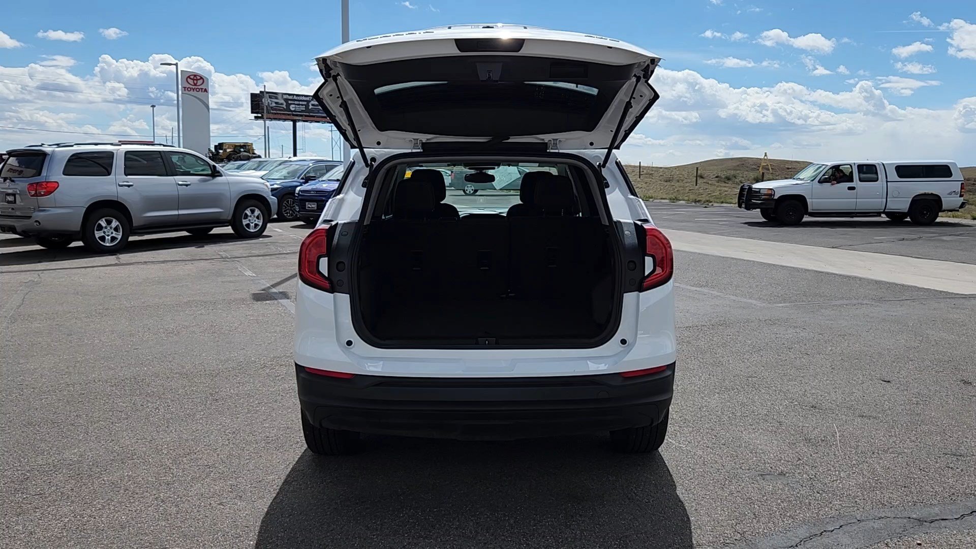 Used 2024 Summit White GMC SLE image 18