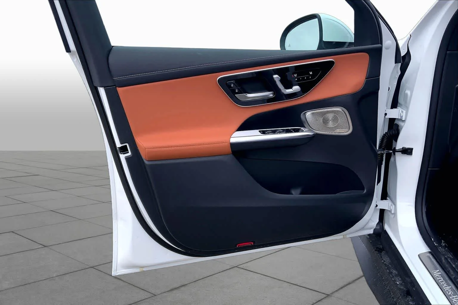 New 2026 MANUFAKTUR Moonlight White Metallic Mercedes-Benz GLC 300 image 12
