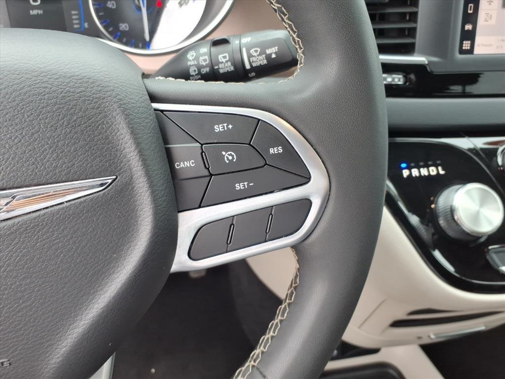 Used 2023 Silver Mist Clearcoat Chrysler LX image 19