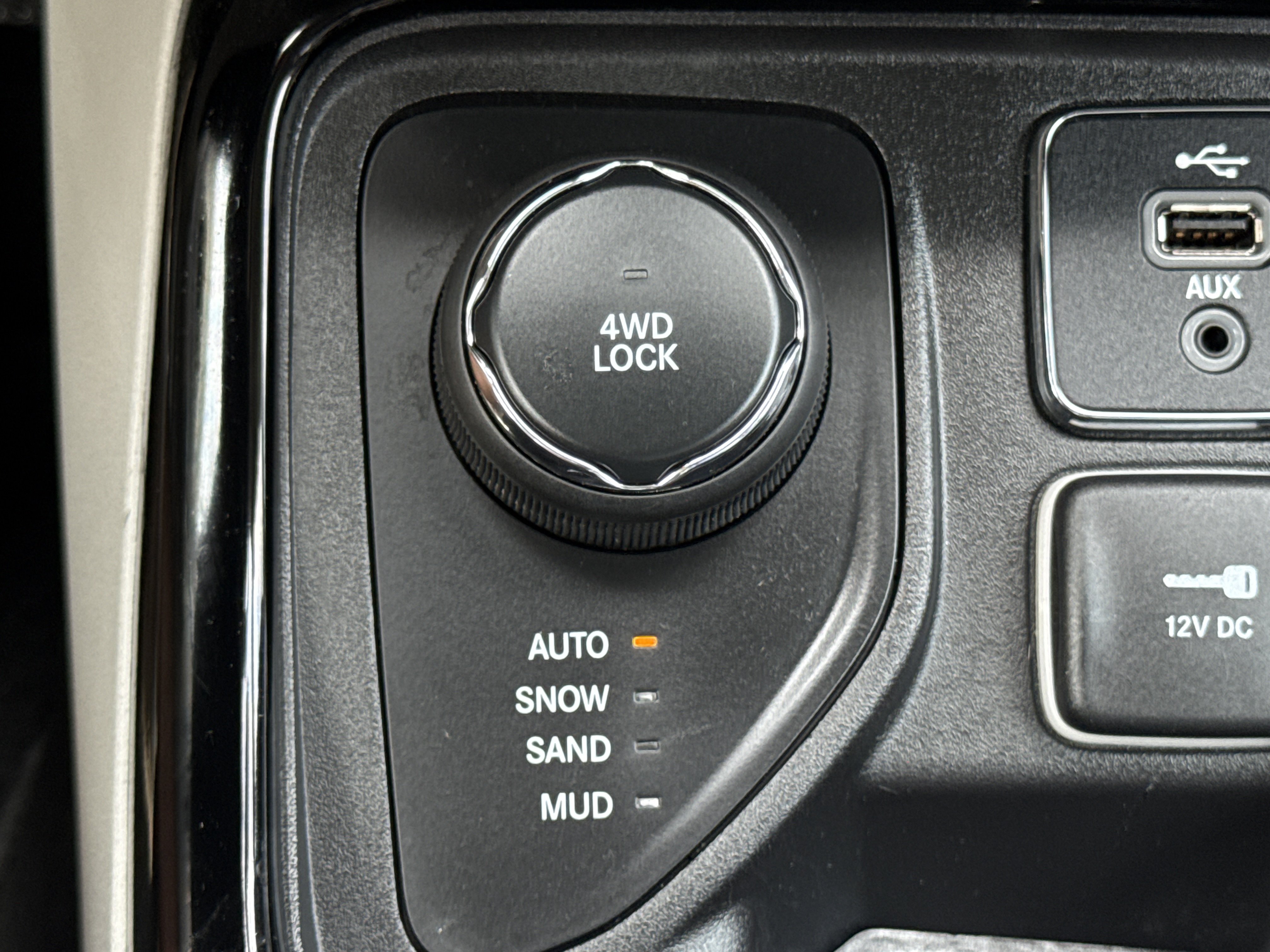 Used 2017 Olive Green Pearlcoat Jeep Limited 4WD image 20
