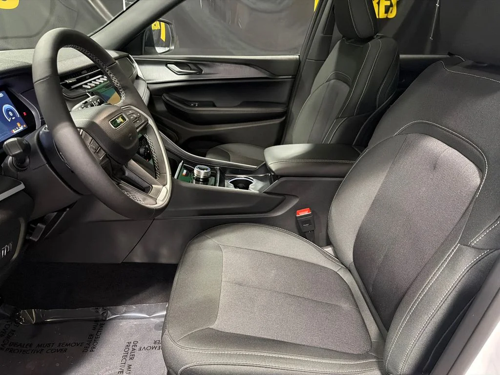 New 2026 Bright White Clear-Coat Exterior Paint Jeep Laredo X image 13
