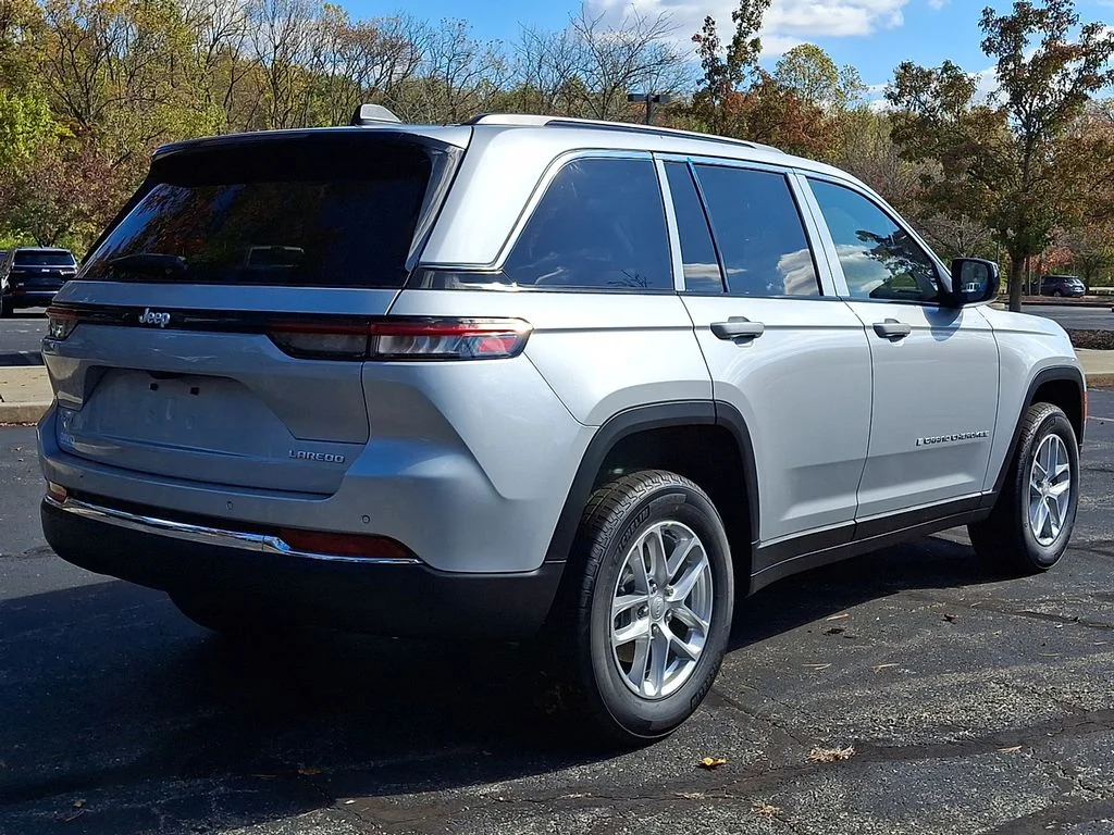 New 2025 Silver Zynith Exterior Paint Jeep  image 4