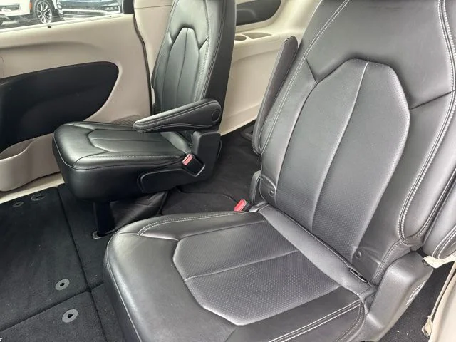 Used 2023 Silver Mist Clearcoat Chrysler Touring L image 11