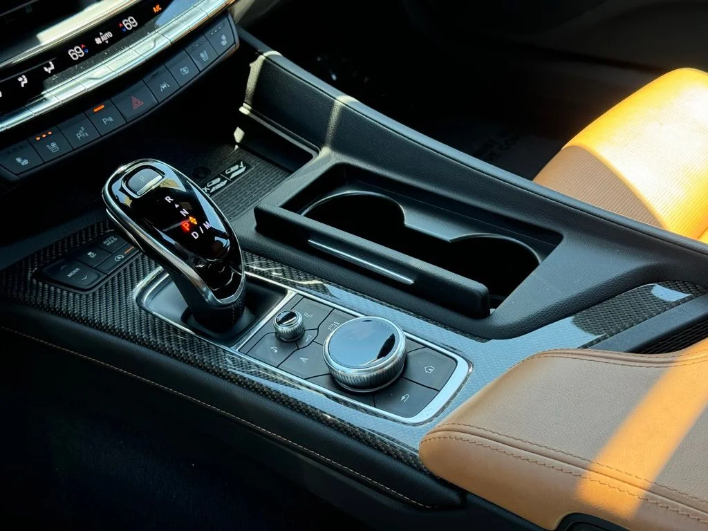 Used 2025  Cadillac Premium Luxury image 34