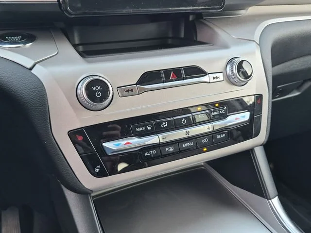 Used 2023 White Ford XLT image 25