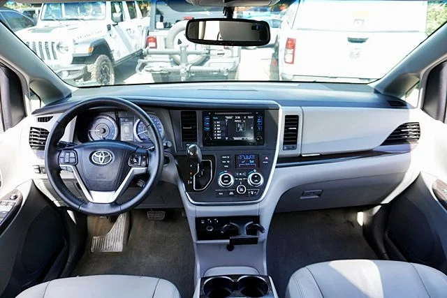 Used 2015 White Toyota XLE image 19