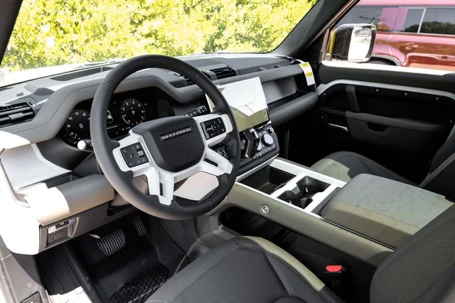 New 2026 White Land Rover X-Dynamic SE image 3