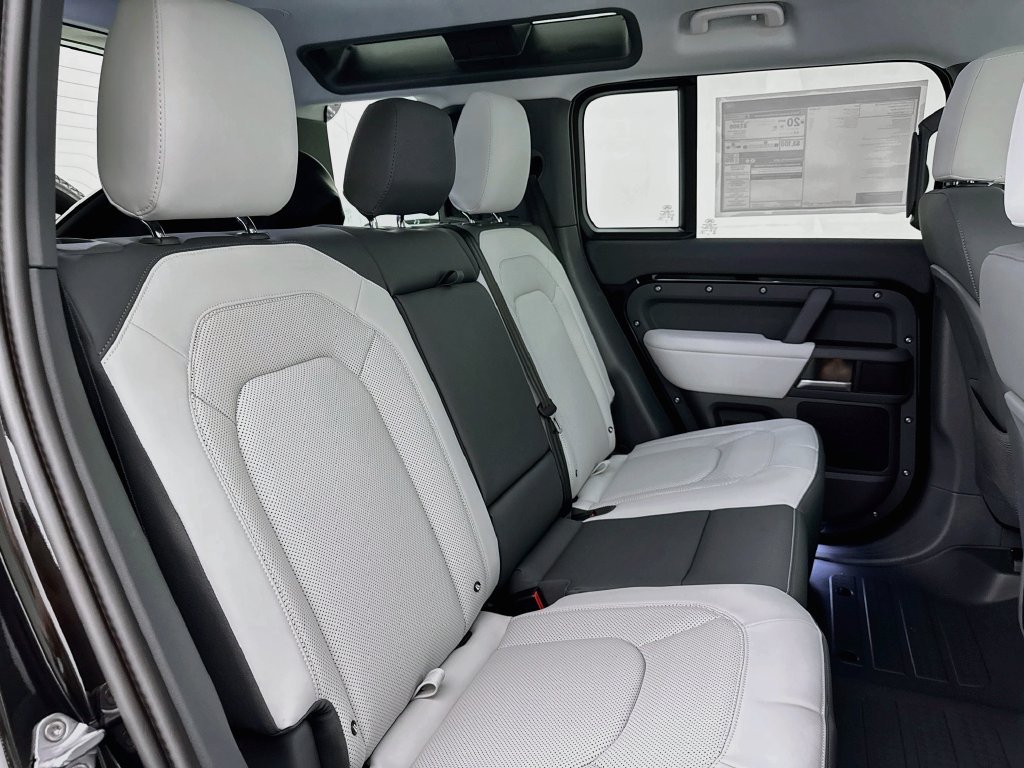 New 2026 Santorini Black Land Rover X-Dynamic SE image 28