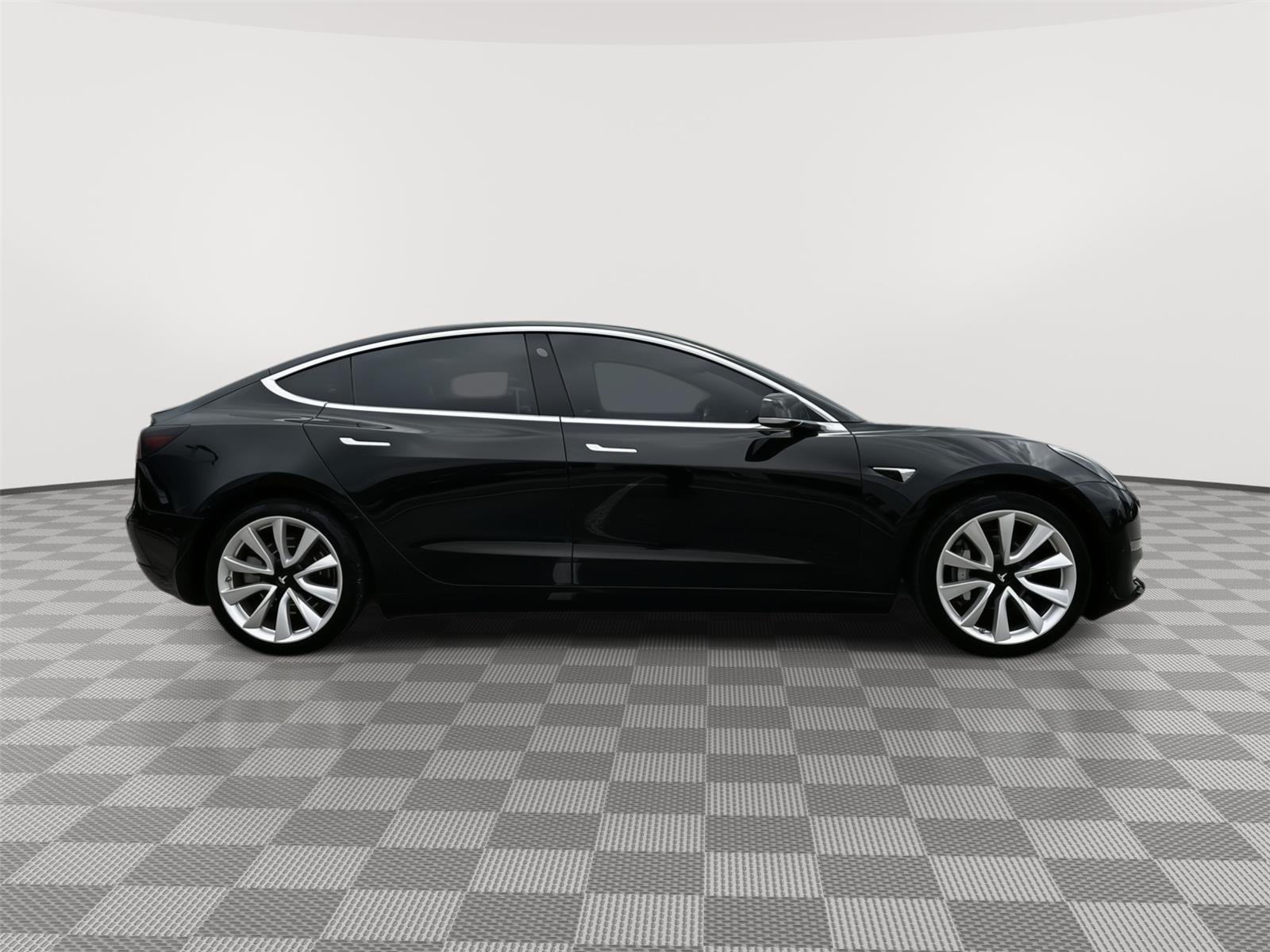 Used 2019 Solid Black Tesla Standard Plus image 4