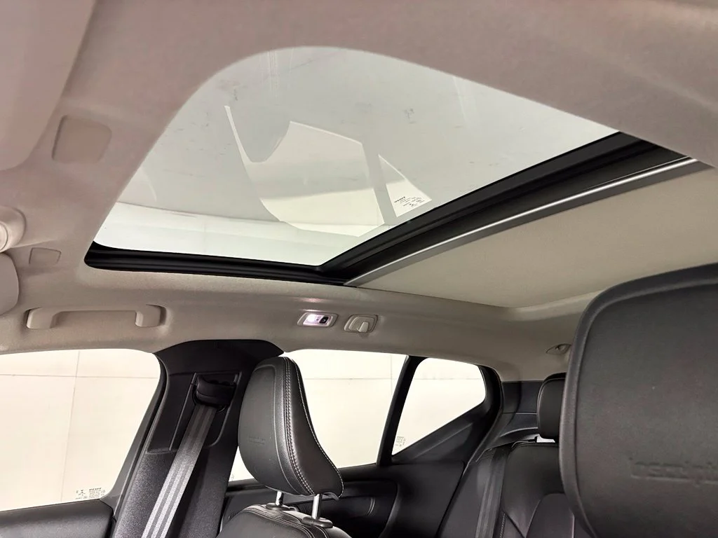 Used 2020 White Volvo T5 Inscription image 18
