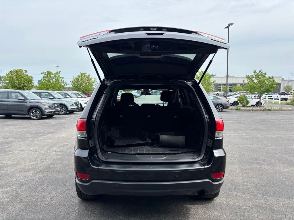 Used 2020 Black Jeep Laredo image 12
