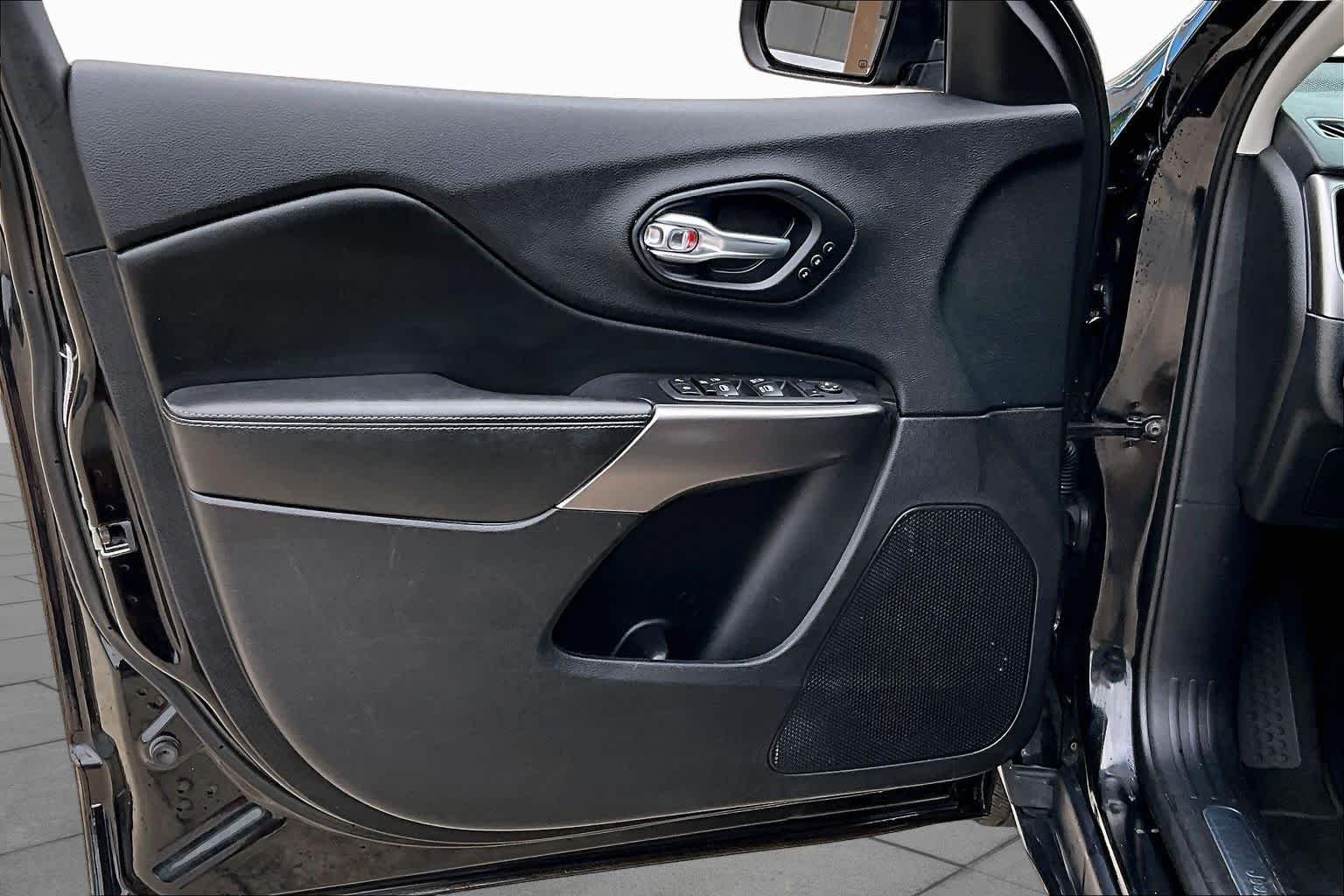 Used 2020 Diamond Black Crystal Pearlcoat Jeep Limited image 22