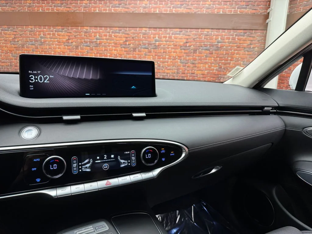 Used 2022 White Genesis 2.5T image 19