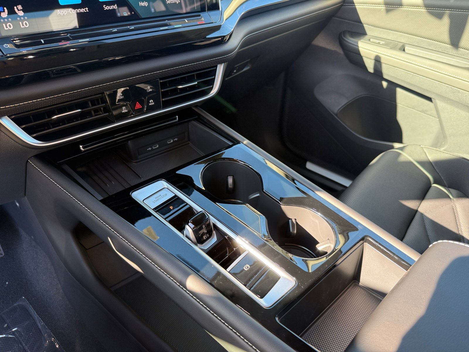 New 2026 Black Pearl Volkswagen 2.0T SE w/Technology image 13